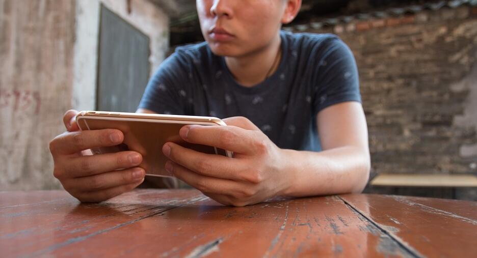 青少年痴迷于玩手机，不想上学的父母该怎么办？